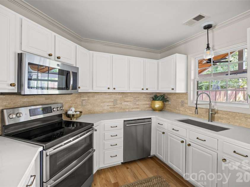 2110 Stratford Avenue, Charlotte, NC 28205.  MLS# CAR4418479, YatesRealty ID 51385. 