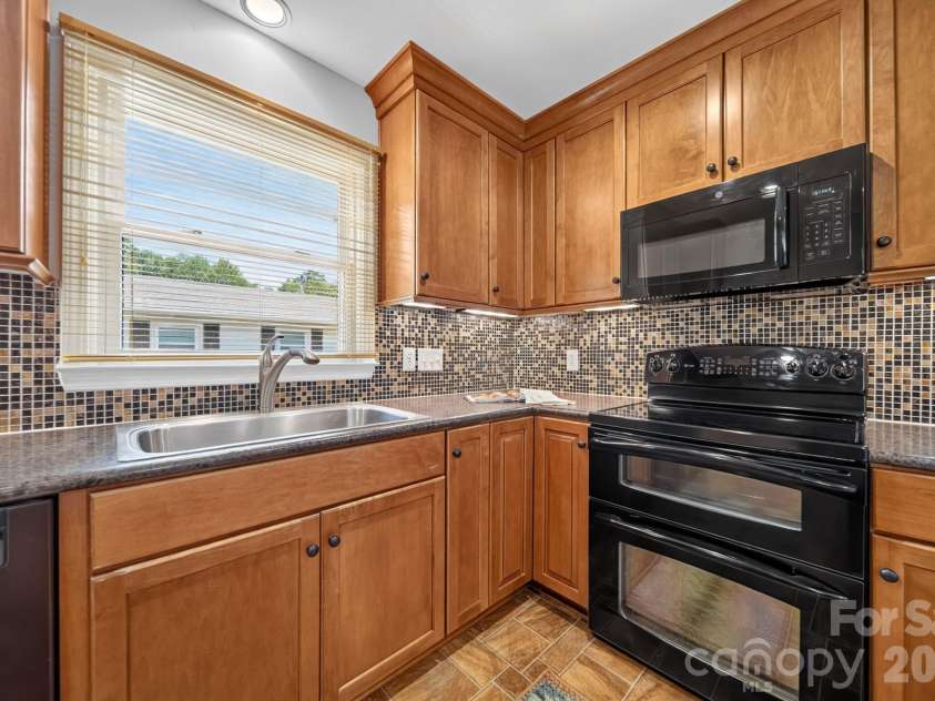 7601 Woodstream Drive, Charlotte, NC 28210.  MLS# CAR4424683, YatesRealty ID 51386. 