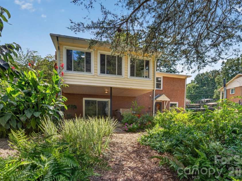7601 Woodstream Drive, Charlotte, NC 28210.  MLS# CAR4424683, YatesRealty ID 51386. 