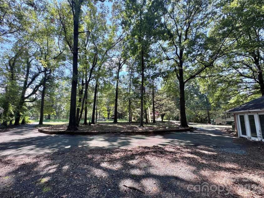 1713 White Store Road, Monroe, NC 28112.  MLS# CAR4425609, YatesRealty ID 51387. Horseshoe/ U Shaped Driveway