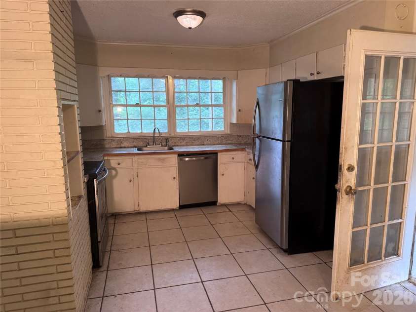 1713 White Store Road, Monroe, NC 28112.  MLS# CAR4425609, YatesRealty ID 51387. Kitchen offers room for eat in table