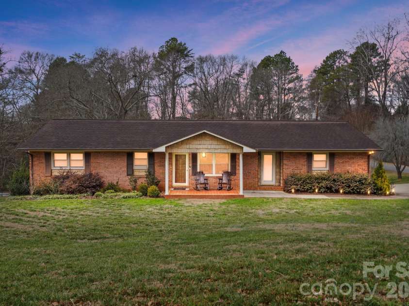 3228 Springfield Drive, Lincolnton, NC 28092.  MLS# CAR4338120, YatesRealty ID 5139. Brick Ranch w/Unfinished Basement