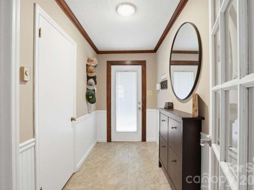 3228 Springfield Drive, Lincolnton, NC 28092.  MLS# CAR4338120, YatesRealty ID 5139. Entry Hall