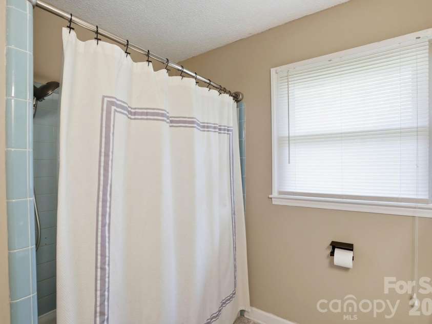 3228 Springfield Drive, Lincolnton, NC 28092.  MLS# CAR4338120, YatesRealty ID 5139. Full Bath