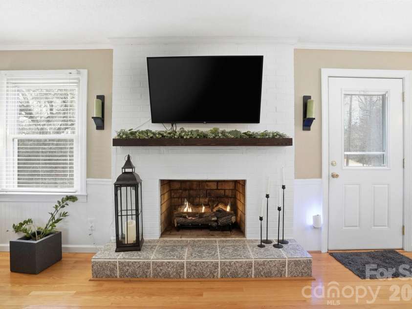 3228 Springfield Drive, Lincolnton, NC 28092.  MLS# CAR4338120, YatesRealty ID 5139. Gas Log Fireplace