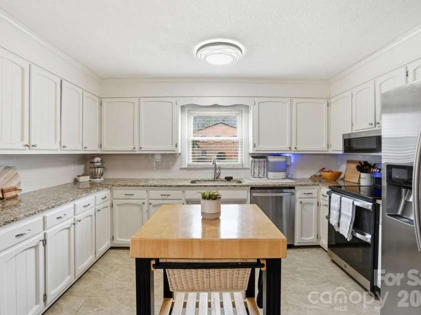 3228 Springfield Drive, Lincolnton, NC 28092.  MLS# CAR4338120, YatesRealty ID 5139. Kitchen