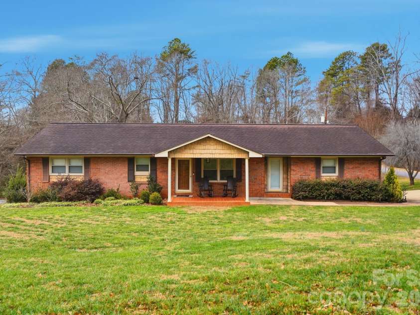 3228 Springfield Drive, Lincolnton, NC 28092.  MLS# CAR4338120, YatesRealty ID 5139. Welcome Home!