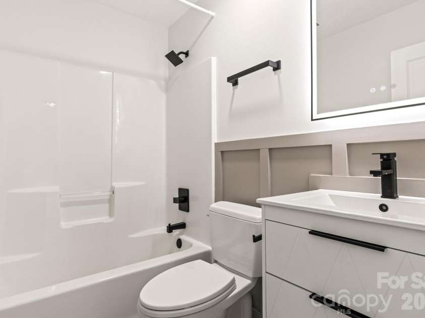 1153 Delander Lane, Charlotte, NC 28214.  MLS# CAR4424709, YatesRealty ID 51391. 2nd floor full guest bath