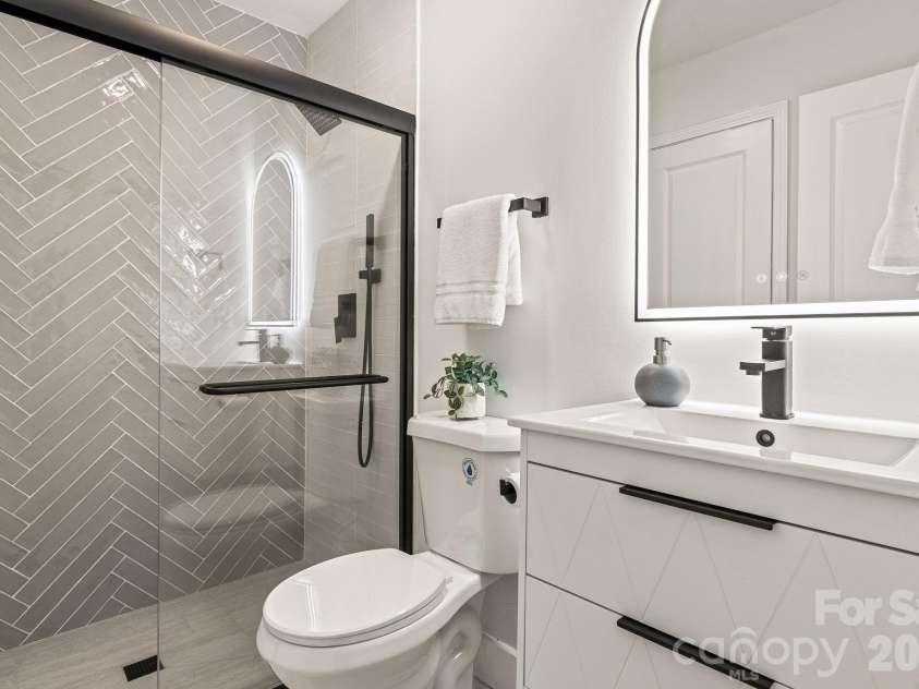 1153 Delander Lane, Charlotte, NC 28214.  MLS# CAR4424709, YatesRealty ID 51391. Main level full bathroom