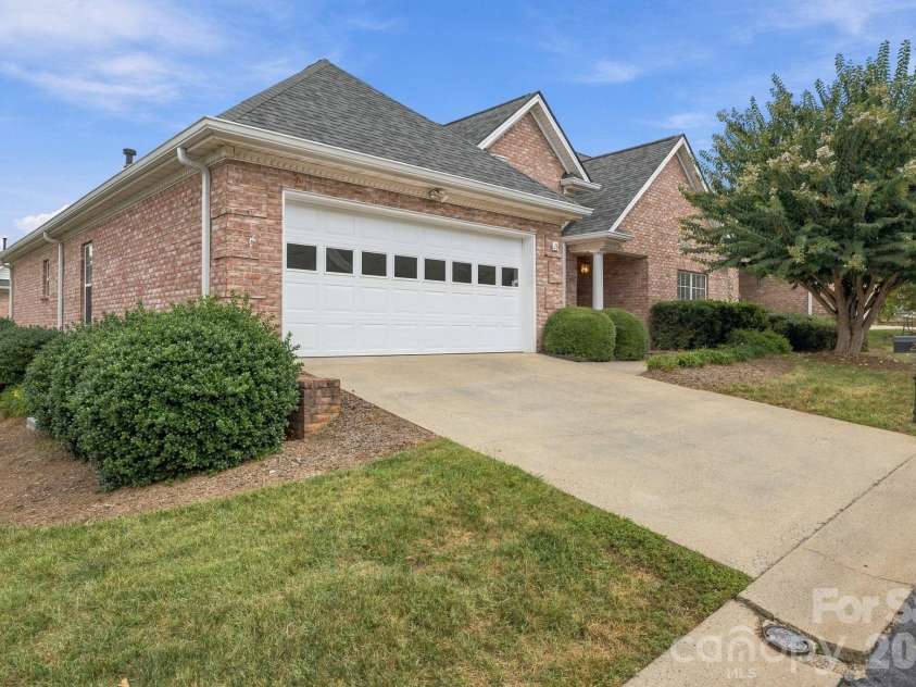 3131 9th Street Drive, Hickory, NC 28601.  MLS# CAR4425327, YatesRealty ID 51392. 