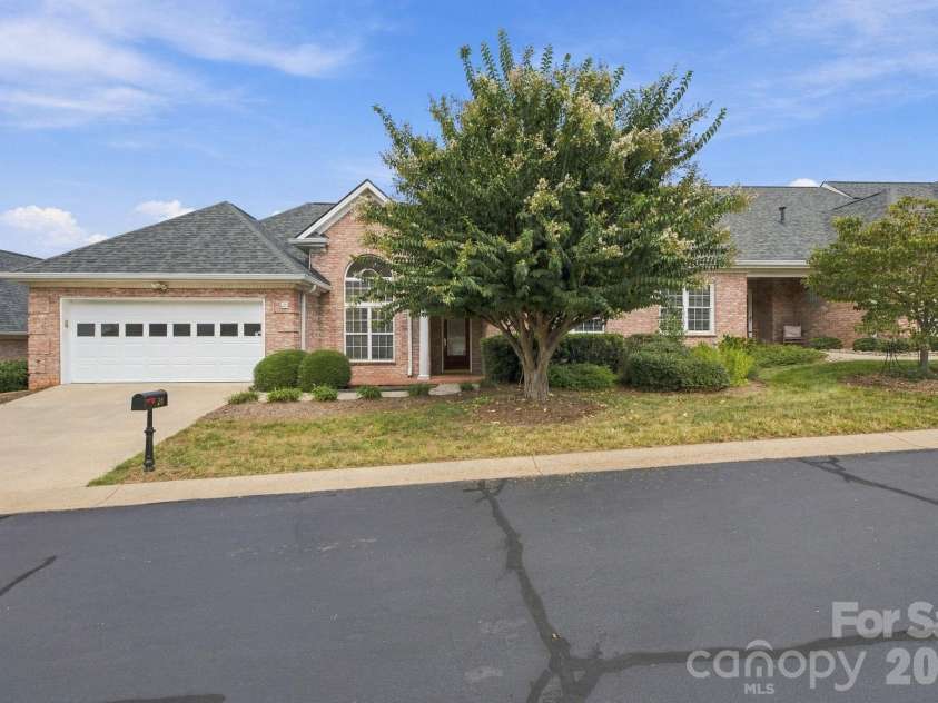 3131 9th Street Drive, Hickory, NC 28601.  MLS# CAR4425327, YatesRealty ID 51392. 