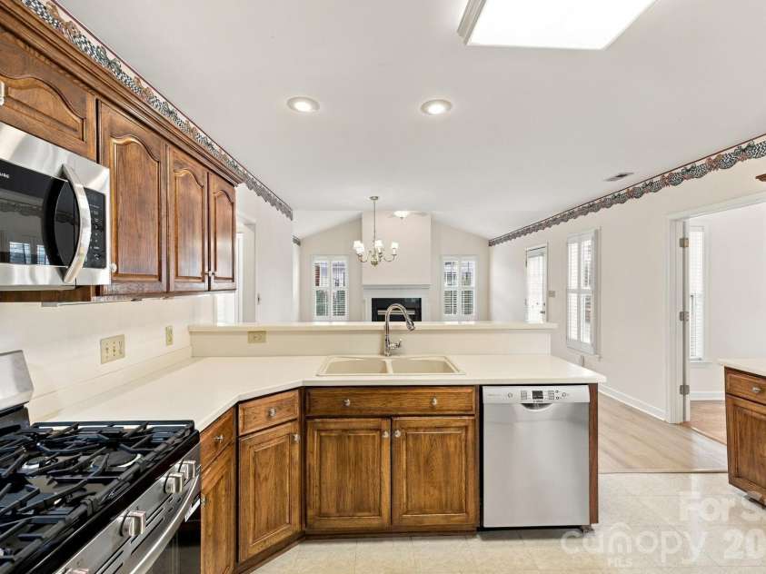 3131 9th Street Drive, Hickory, NC 28601.  MLS# CAR4425327, YatesRealty ID 51392. 