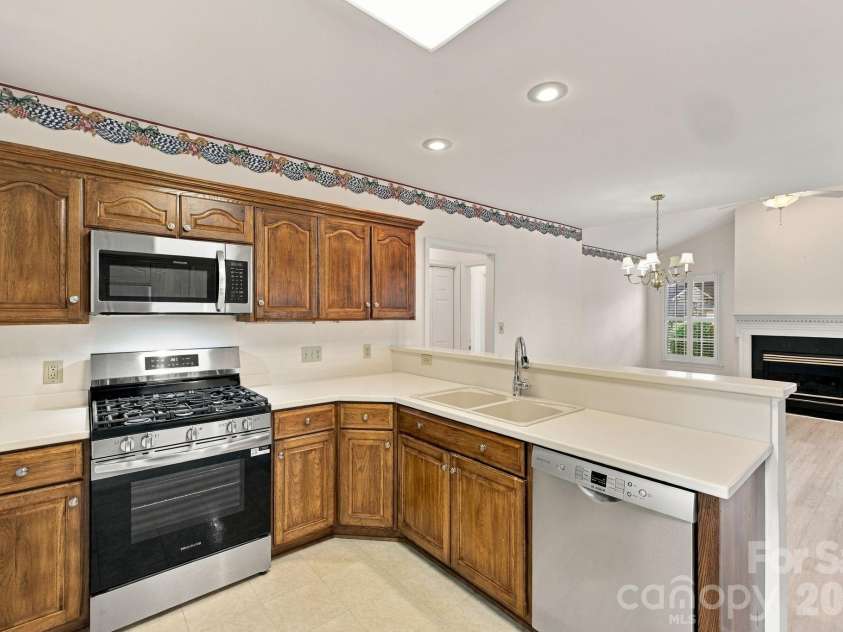 3131 9th Street Drive, Hickory, NC 28601.  MLS# CAR4425327, YatesRealty ID 51392. 