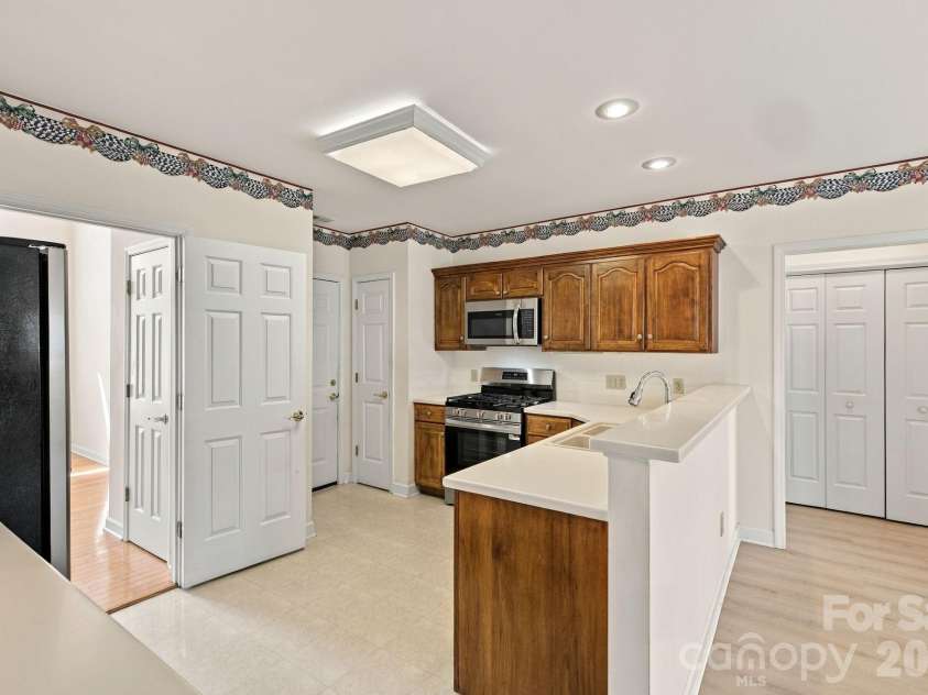 3131 9th Street Drive, Hickory, NC 28601.  MLS# CAR4425327, YatesRealty ID 51392. 