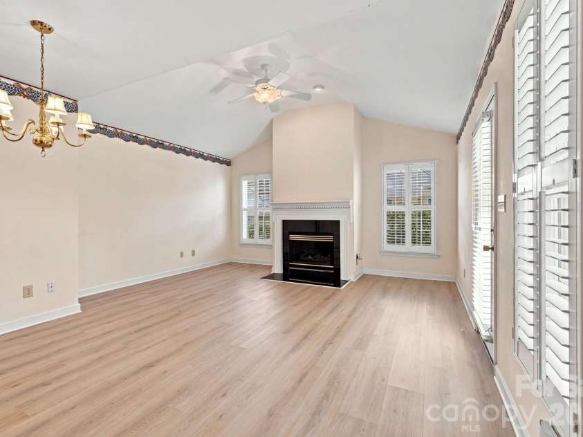3131 9th Street Drive, Hickory, NC 28601.  MLS# CAR4425327, YatesRealty ID 51392. 