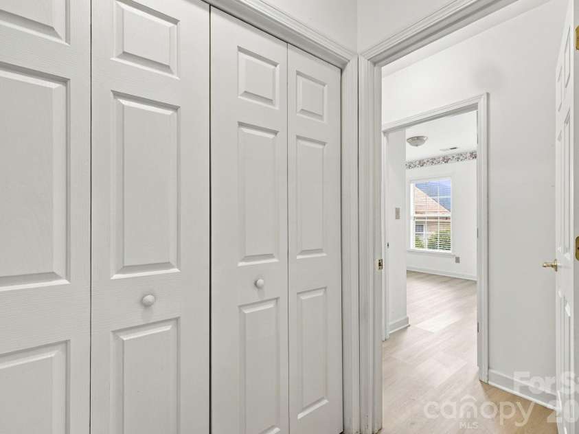 3131 9th Street Drive, Hickory, NC 28601.  MLS# CAR4425327, YatesRealty ID 51392. 