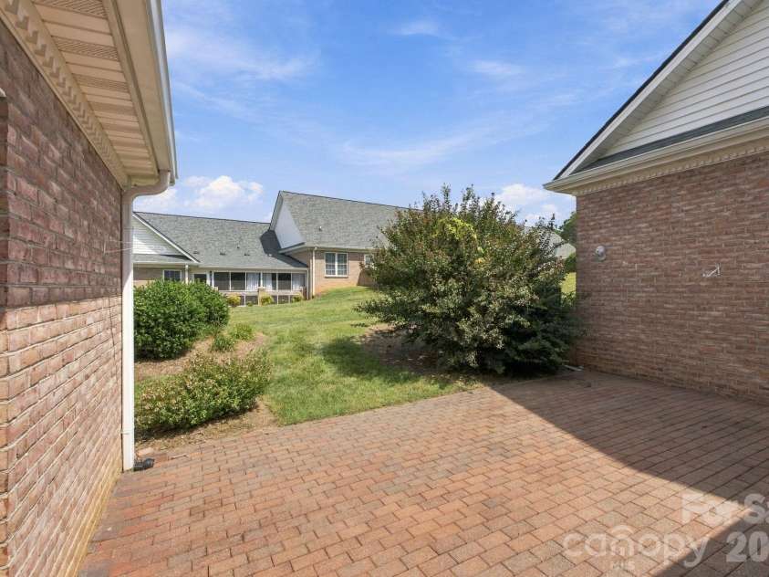 3131 9th Street Drive, Hickory, NC 28601.  MLS# CAR4425327, YatesRealty ID 51392. 