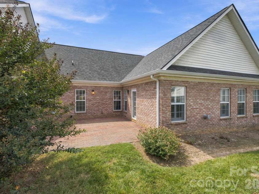 3131 9th Street Drive, Hickory, NC 28601.  MLS# CAR4425327, YatesRealty ID 51392. 