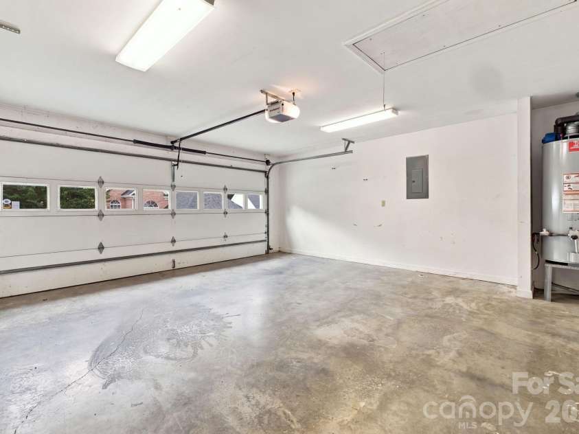 3131 9th Street Drive, Hickory, NC 28601.  MLS# CAR4425327, YatesRealty ID 51392. 
