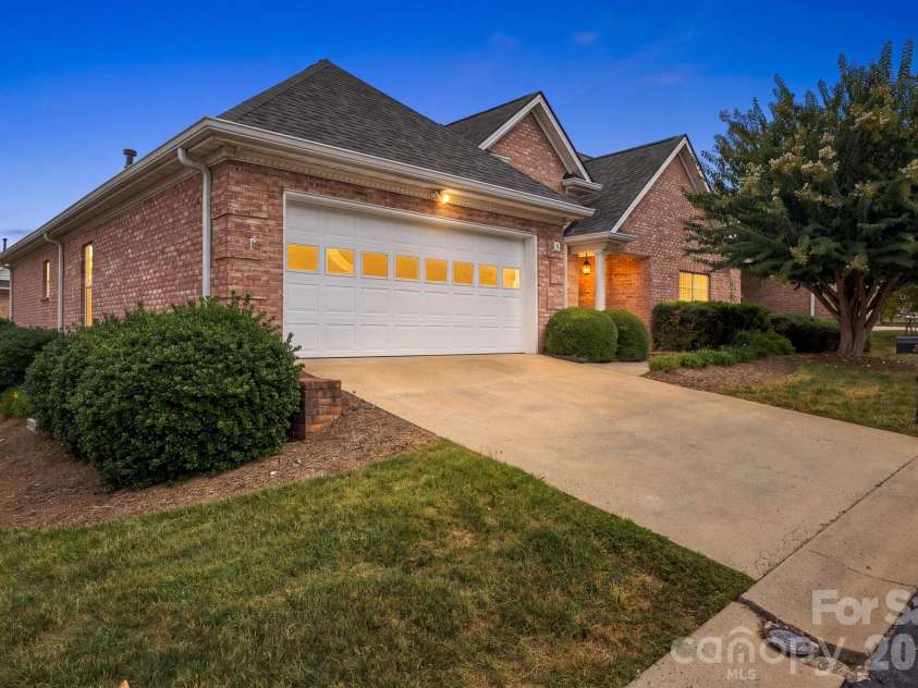 3131 9th Street Drive, Hickory, NC 28601.  MLS# CAR4425327, YatesRealty ID 51392. 