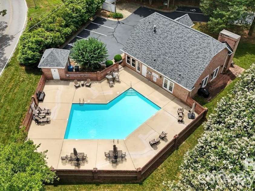 3131 9th Street Drive, Hickory, NC 28601.  MLS# CAR4425327, YatesRealty ID 51392. 