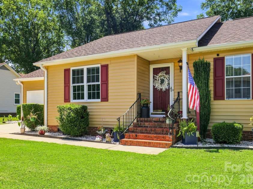 1009 Willow Run Road, Anderson, SC 29621.  MLS# CAR4425830, YatesRealty ID 51395. 