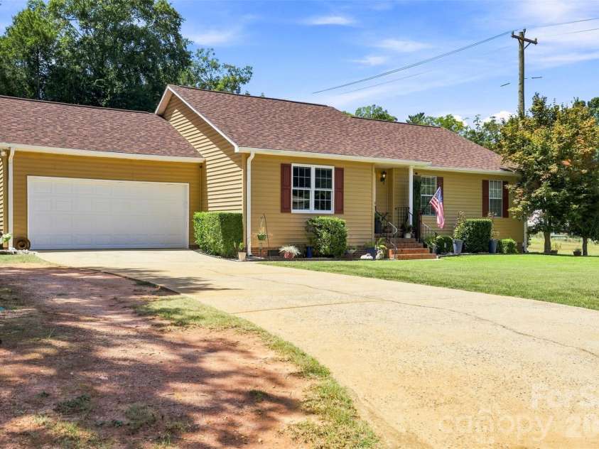 1009 Willow Run Road, Anderson, SC 29621.  MLS# CAR4425830, YatesRealty ID 51395. 