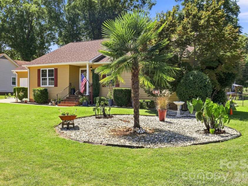 1009 Willow Run Road, Anderson, SC 29621.  MLS# CAR4425830, YatesRealty ID 51395. 