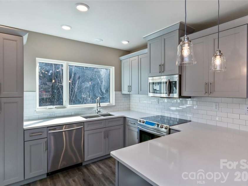 102 Southside Avenue, Asheville, NC 28801.  MLS# CAR4397586, YatesRealty ID 514. 