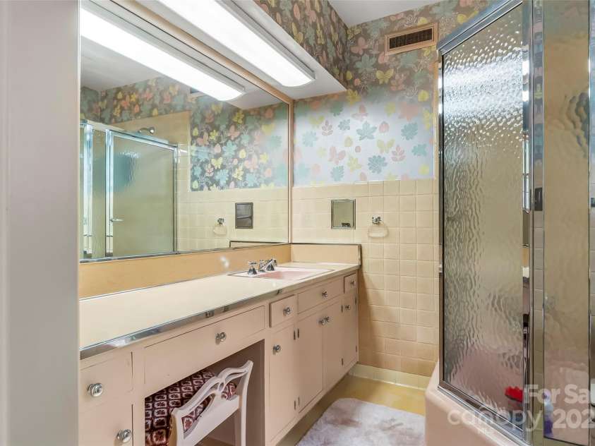 301 Louise Avenue, Valdese, NC 28690.  MLS# CAR4307107, YatesRealty ID 514. 2nd bedroom full bath