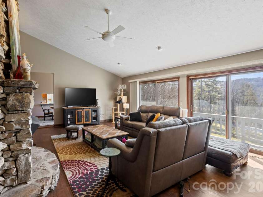 404 Browning Road, Hendersonville, NC 28791.  MLS# CAR4346525, YatesRealty ID 5140. 