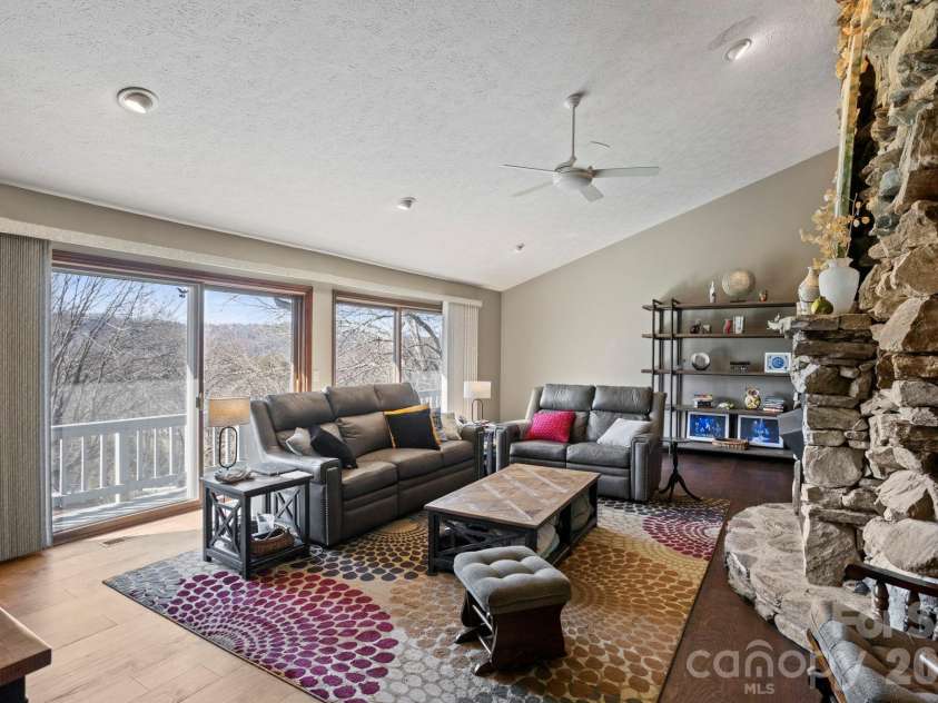 404 Browning Road, Hendersonville, NC 28791.  MLS# CAR4346525, YatesRealty ID 5140. 