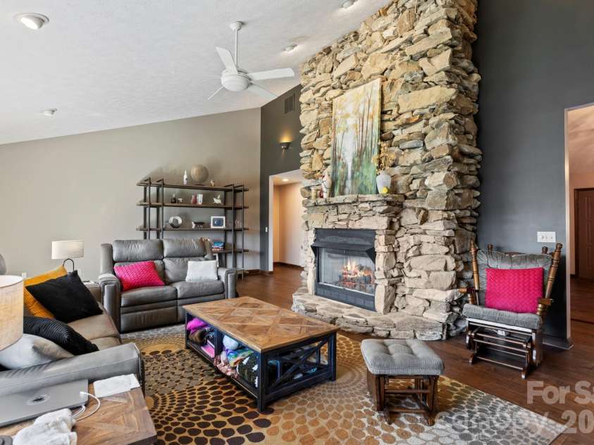 404 Browning Road, Hendersonville, NC 28791.  MLS# CAR4346525, YatesRealty ID 5140. 