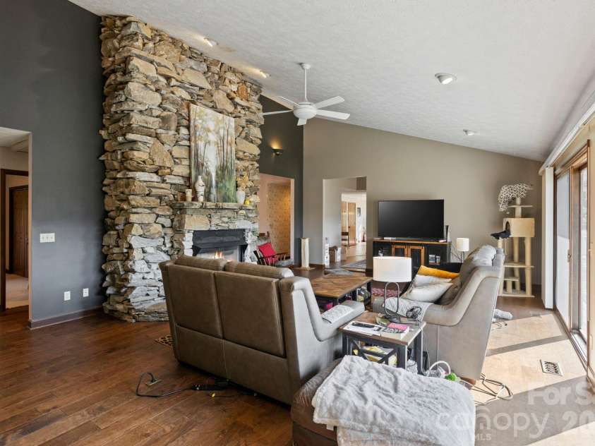 404 Browning Road, Hendersonville, NC 28791.  MLS# CAR4346525, YatesRealty ID 5140. 