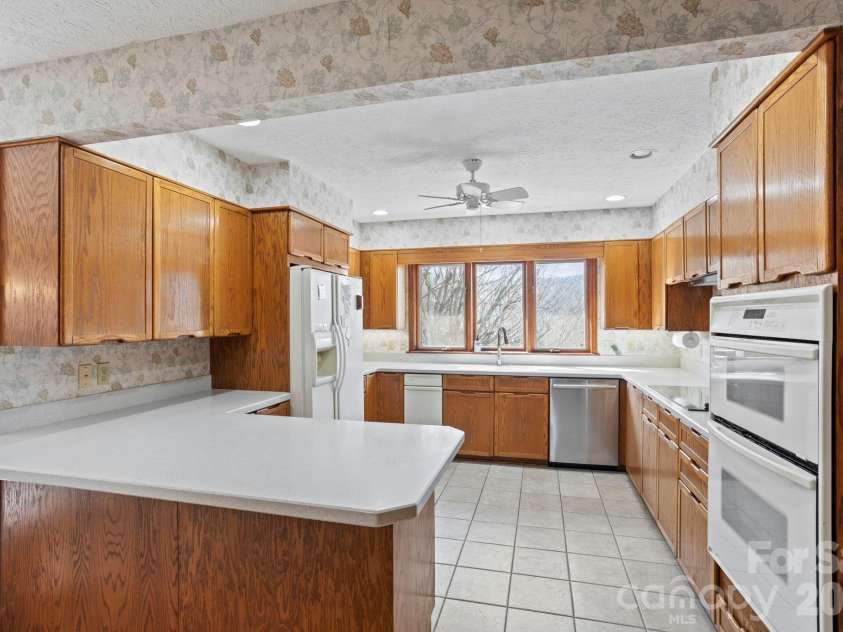 404 Browning Road, Hendersonville, NC 28791.  MLS# CAR4346525, YatesRealty ID 5140. 