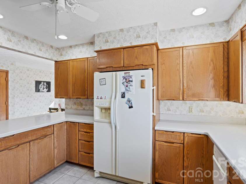 404 Browning Road, Hendersonville, NC 28791.  MLS# CAR4346525, YatesRealty ID 5140. 