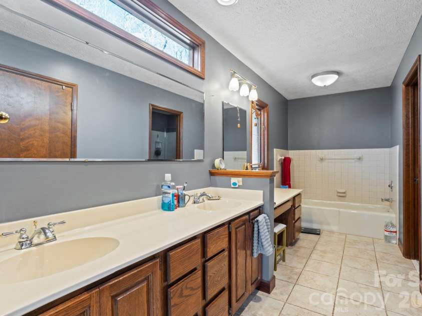 404 Browning Road, Hendersonville, NC 28791.  MLS# CAR4346525, YatesRealty ID 5140. 