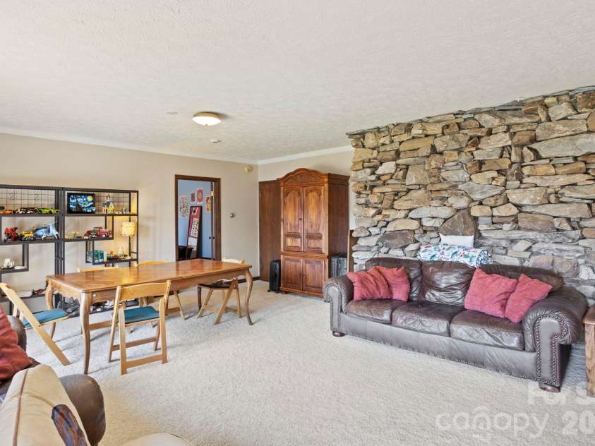 404 Browning Road, Hendersonville, NC 28791.  MLS# CAR4346525, YatesRealty ID 5140. 