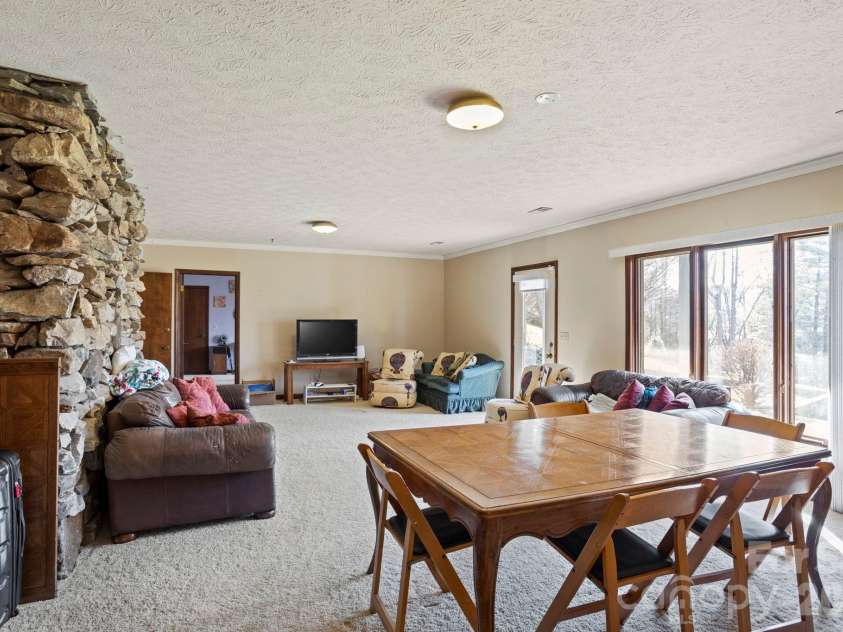 404 Browning Road, Hendersonville, NC 28791.  MLS# CAR4346525, YatesRealty ID 5140. 