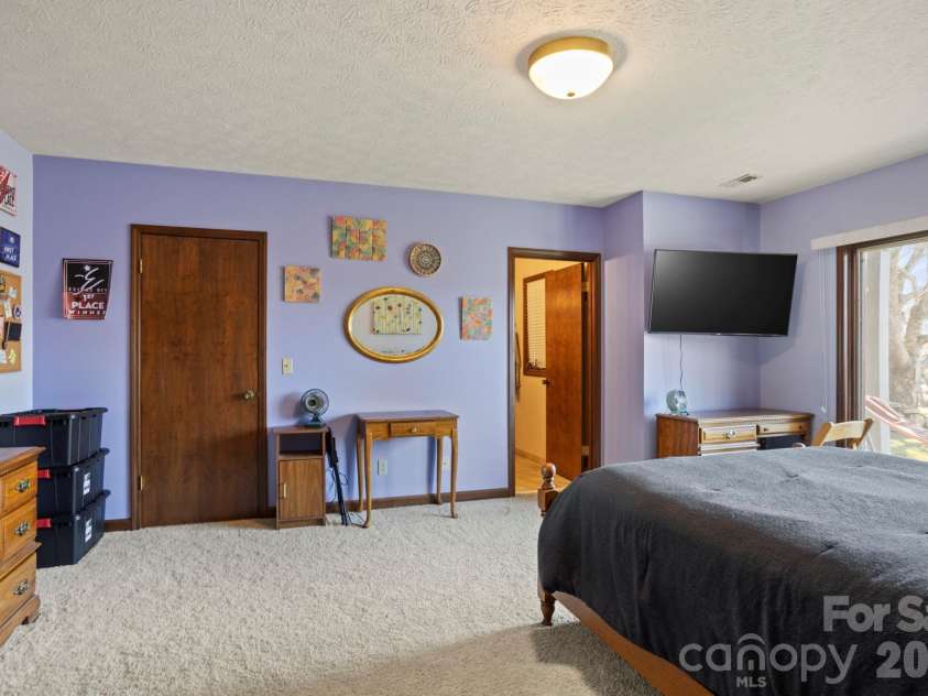 404 Browning Road, Hendersonville, NC 28791.  MLS# CAR4346525, YatesRealty ID 5140. 