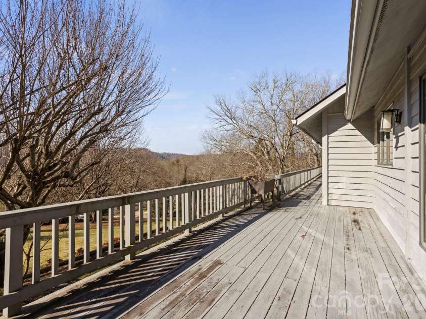 404 Browning Road, Hendersonville, NC 28791.  MLS# CAR4346525, YatesRealty ID 5140. 