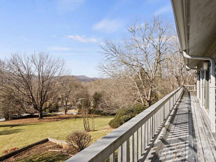 404 Browning Road, Hendersonville, NC 28791.  MLS# CAR4346525, YatesRealty ID 5140. 
