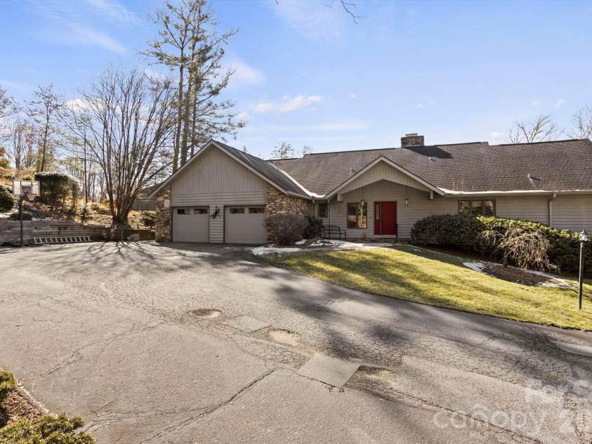 404 Browning Road, Hendersonville, NC 28791.  MLS# CAR4346525, YatesRealty ID 5140. 