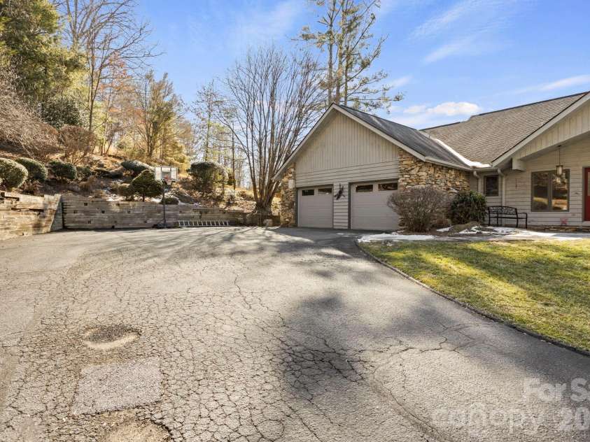 404 Browning Road, Hendersonville, NC 28791.  MLS# CAR4346525, YatesRealty ID 5140. 