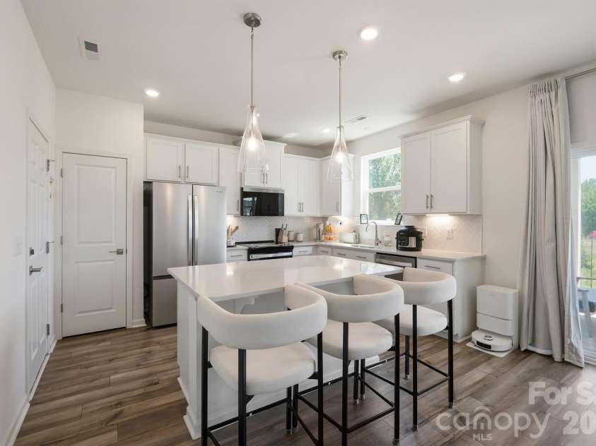 3018 Cunningham Farm Drive, Indian Trail, NC 28079.  MLS# CAR4425246, YatesRealty ID 51404. Kitchen Island