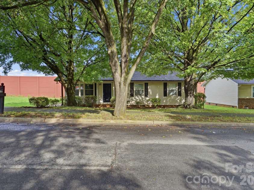 1501 Whisnant Street, Charlotte, NC 28206.  MLS# CAR4412296, YatesRealty ID 51408. 