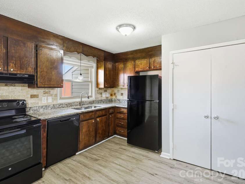 1501 Whisnant Street, Charlotte, NC 28206.  MLS# CAR4412296, YatesRealty ID 51408. 