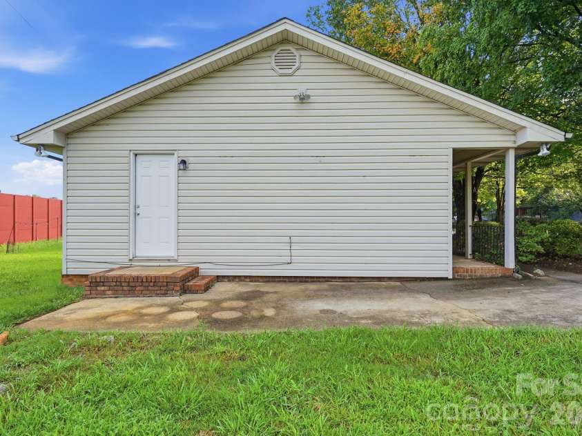 1501 Whisnant Street, Charlotte, NC 28206.  MLS# CAR4412296, YatesRealty ID 51408. 