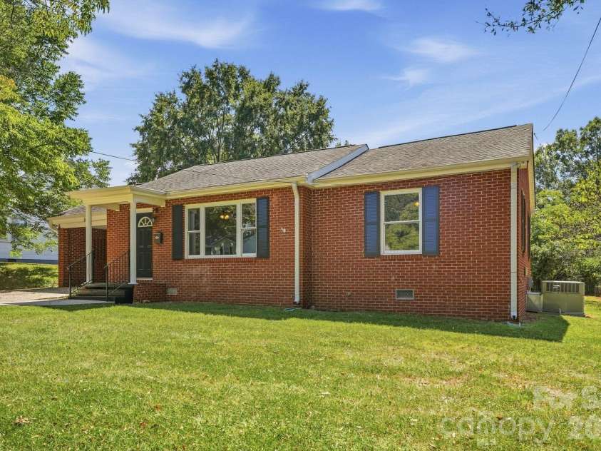 517 Battleground Road, Lincolnton, NC 28092.  MLS# CAR4425854, YatesRealty ID 51409. 