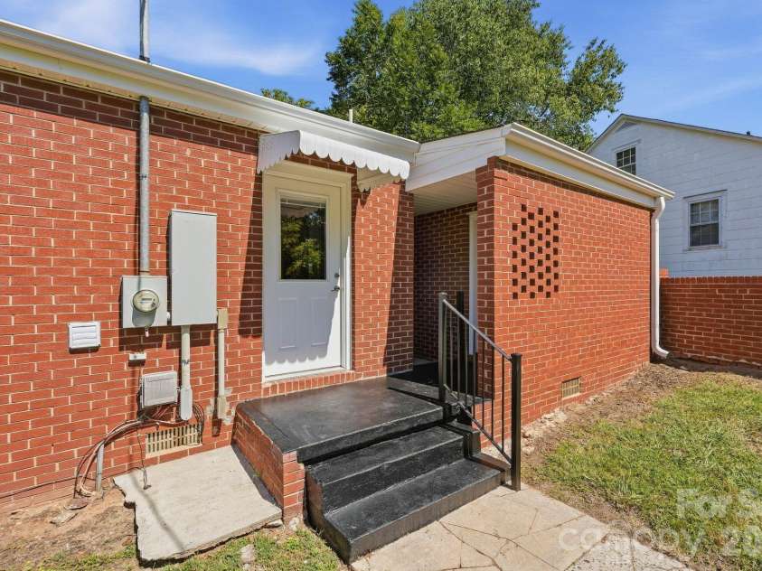 517 Battleground Road, Lincolnton, NC 28092.  MLS# CAR4425854, YatesRealty ID 51409. 